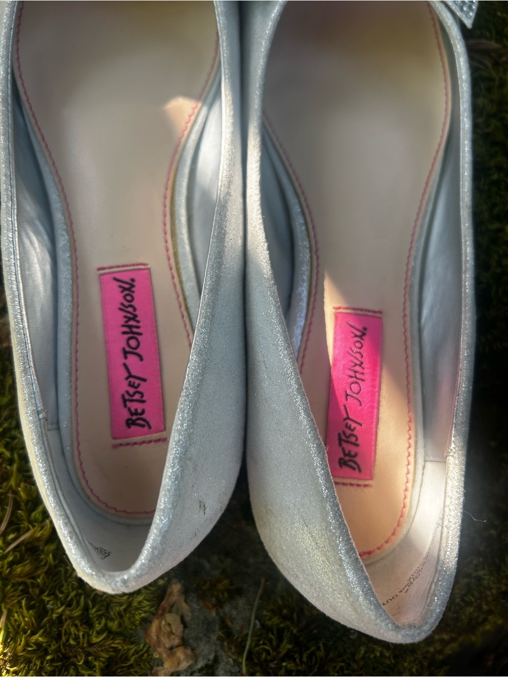 Betsey Johnson Silver Glitter Bow Flats with Crystal Accent - Size 5.5 - Picture 7 of 11